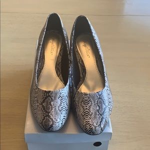 New in the box! Carol Angel Flex Heels